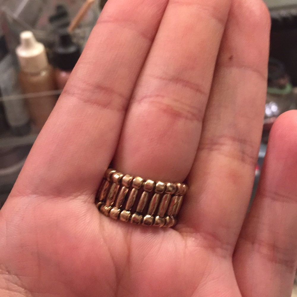Giant flower ring - Picture 3 of 3